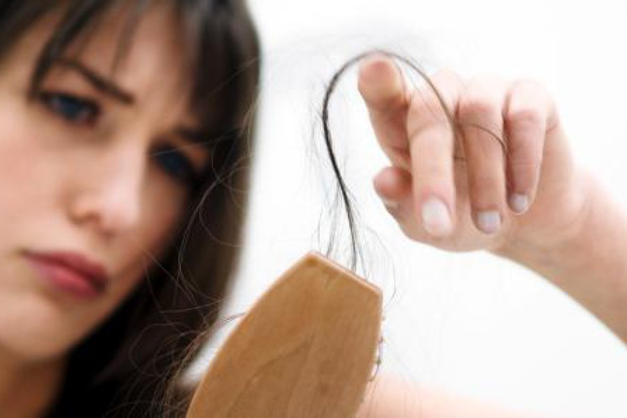 Caduta capelli: cause, sintomi, prevenzione e rimedi naturali