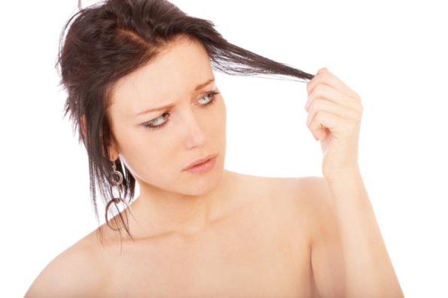 Capelli diradati, cosa fare? Cause e rimedi naturali