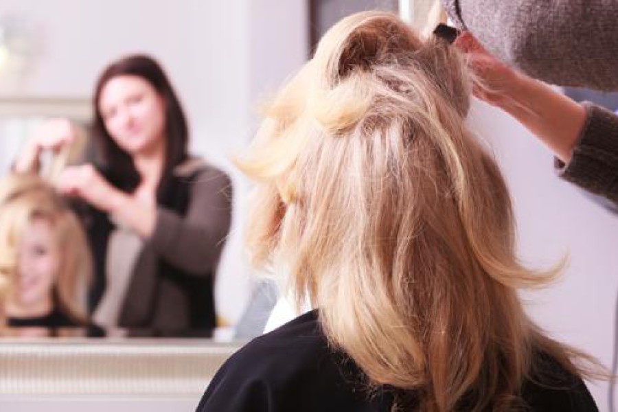 Andare dal parrucchiere: ecco come spiegagli bene come vuoi i capelli